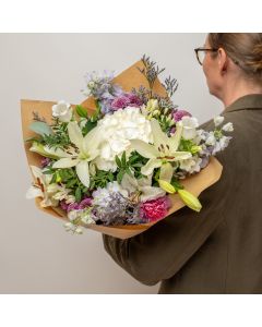 Ugens FLOWR buket med hortensia, liljer, nelliker, allium, klokkeblomster, riddersporer og limonium.