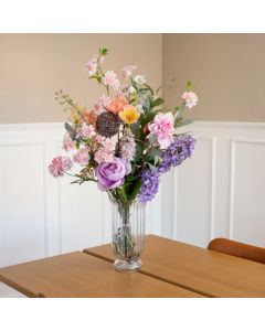 Kunstig buket i flotte pastelfarver. Elsker du blomster, men knap så meget at smide dem ud, når de visner? Så er falske blomster et skønt alternativ. 