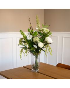 Kunstig buket i trendy nordiske farver: grøn og hvid. Tidsløst udtryk. Elsker du blomster, men knap så meget at smide dem ud, når de visner? Så er falske blomster et skønt alternativ