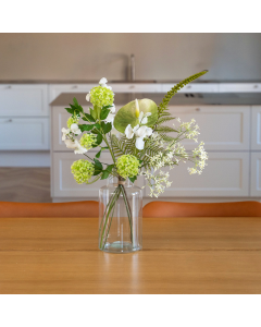 Kunstig buket i trendy nordiske farver: grøn og hvid. Tidsløst udtryk. Elsker du blomster, men knap så meget at smide dem ud, når de visner? Så er falske blomster et skønt alternativ