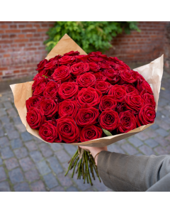 Klassiske røde roser. Send blomster online og få leveret lige til døren. Røde roser er symbol for kærlighed. 