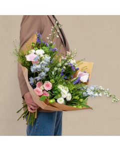 Pastel fødselsdagsbuket med kalla, ridderspore, inkaliljer, grenede krysantemum, grenede roser, hindebæger, pistache og pengeurt – en elegant blomsterbuket med sæsonens blomster, perfekt som fødselsdagsgave, blomsterhilsen eller en særlig overraskelse.