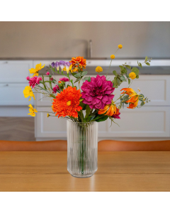 Multifarvet kunstig buket i orange, pink, gul og lilla farver i vase