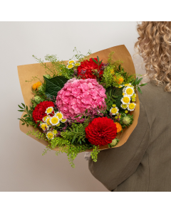 Send ugens FLOWR buket i smukke sensommerfarver; rød, orange, gul, hvid og pink. Buketten er bundet af hortensia, dahlia og mange andre populære blomster