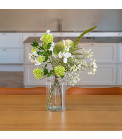 Kunstig buket i trendy nordiske farver: grøn og hvid. Tidsløst udtryk. Elsker du blomster, men knap så meget at smide dem ud, når de visner? Så er falske blomster et skønt alternativ
