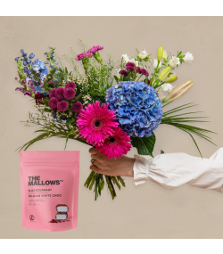 Smuk og farverig blomsterbuket med blå hortensia, gerbera, liljer, nelliker, riddersporer, klokkeblomster, grenede krysantemum. Send blomster i dag