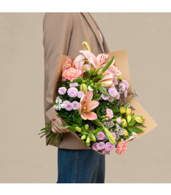 Send en smuk pastel blomsterbuket, der holder længere med liljer og nelliker