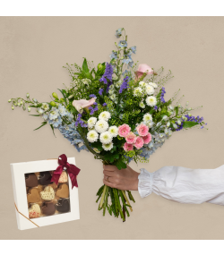 Pastel fødselsdagsbuket med kalla, ridderspore, inkaliljer, grenede krysantemum, grenede roser, hindebæger, pistache og pengeurt – en elegant blomsterbuket med sæsonens blomster, perfekt som fødselsdagsgave, blomsterhilsen eller en særlig overraskelse.