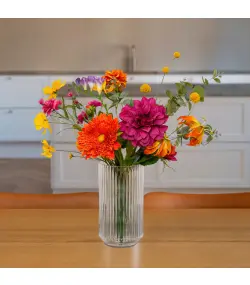 Multifarvet kunstig buket i orange, pink, gul og lilla farver i vase