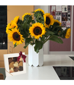 Bundt med 10 eller 15 stilke solsikker med chokoladehjerter