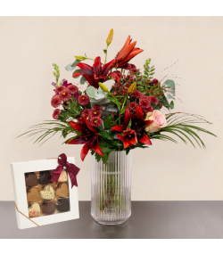 Tak for dig blomsterbuket med røde liljer og eucalyptus i et fyldigt og elegant udtryk, ideel som blomsterhilsen med omtanke.