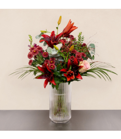 Tak for dig blomsterbuket med varme røde blomster og dekorative græsser, perfekt til at vise taknemmelighed med blomster.