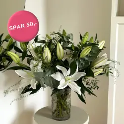 FLOWR signatur buket. Spar 50 kr. Store flotte XXlL liljer og grønt. Gratis kort og levering.