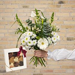 Nordisk blomsterbuket med chokoladehjerter