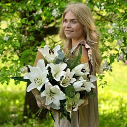 FLOWR signatur buket med store hvide liljer. Send blomster. Blomster levering lige til døren. Gratis kort og levering