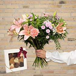 Send en pastel blomsterbuket, der holder længere med chokoladehjerter