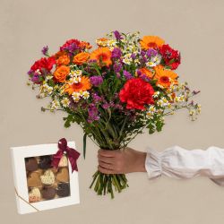 Multifarvet sensommerbuket med chokoladehjerter