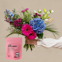 Trendy blomsterbuket med blå hortensia og The Mallows™ 