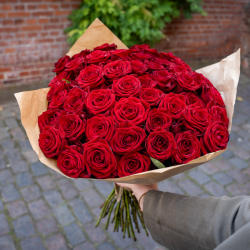Klassiske røde roser. Send blomster online og få leveret lige til døren. Røde roser er symbol for kærlighed. 