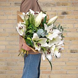FLOWR signatur buket med store hvide liljer. Send blomster. Blomster levering lige til døren. Gratis kort og levering