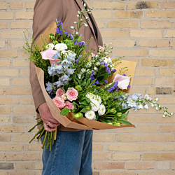 Pastel fødselsdagsbuket med kalla, ridderspore, inkaliljer, grenede krysantemum, grenede roser, hindebæger, pistache og pengeurt – en elegant blomsterbuket med sæsonens blomster, perfekt som fødselsdagsgave, blomsterhilsen eller en særlig overraskelse.