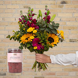 Sommerbuket med solsikke og vingumi. Send blomster til en, du holder af. Priser er altid inkl. kort og levering. Hurtig levering. Blomsterlevering til døren