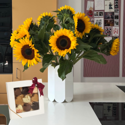 Bundt med 10 eller 15 stilke solsikker med chokoladehjerter
