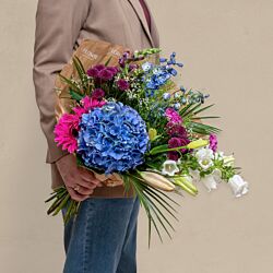 Trendy blomsterbuket med blå hortensia