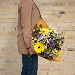 Trendy FLOWR buket i lilla, gule, blå og hvide toner
Send blomster til en, du holder af. Priser er altid inkl. kort og levering. Hurtig levering. Blomsterlevering til døren