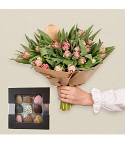 Bundt med 25 lyserøde dobbeltblomstrende tulipaner med chokoladehjerter