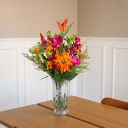 Kunstig buket i eksotiske farver: pink, orange og grøn. Elsker du blomster, men knap så meget at smide dem ud, når de visner? Så er falske blomster et skønt alternativ.