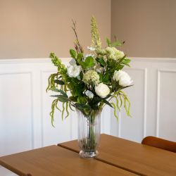 Kunstig buket i trendy nordiske farver: grøn og hvid. Tidsløst udtryk. Elsker du blomster, men knap så meget at smide dem ud, når de visner? Så er falske blomster et skønt alternativ