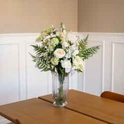 Kunstig buket i trendy nordiske farver: grøn og hvid. Tidsløst udtryk. Elsker du blomster, men knap så meget at smide dem ud, når de visner? Så er falske blomster et skønt alternativ.
