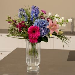 Trendy blomsterbuket med blå hortensia