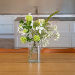 Kunstig buket i trendy nordiske farver: grøn og hvid. Tidsløst udtryk. Elsker du blomster, men knap så meget at smide dem ud, når de visner? Så er falske blomster et skønt alternativ