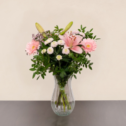 Mini pastel blomsterbuket med lækre skumfiduser. Send en lille fin hilsen bare fordi. Send blomster i dag.