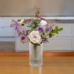Kunstig buket med lilla, lavendel og hvide blomster