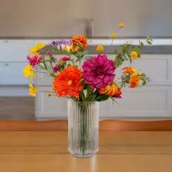 Multifarvet kunstig buket i orange, pink, gul og lilla farver i vase
