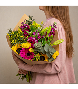 Sommerbuket med solsikke i trendy style. 
Send blomster til en, du holder af. Priser er altid inkl. kort og levering. Hurtig levering. Blomsterlevering til døren