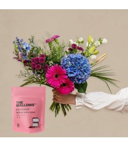 Trendy blomsterbuket med blå hortensia og The Mallows™
