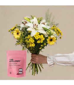 Buket med hvide liljer og gule gerbera samt skumfiduser med solbær og hvid chokolade