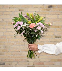 Send en smuk pastel blomsterbuket, der holder længere med liljer og nelliker