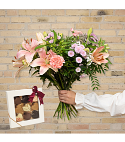 Send en pastel blomsterbuket, der holder længere med chokoladehjerter