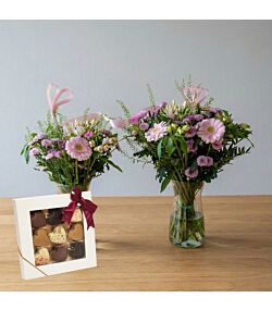 Mor barn buket, pige med chokoladehjerter
