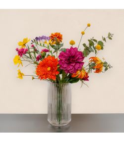 Mutlifarvet kunstig buket i orange, pink, gul og lilla farver i vase
