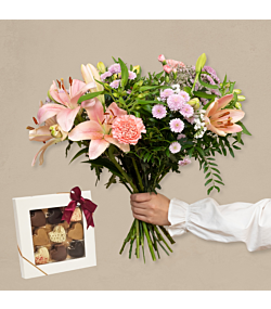 Send en pastel blomsterbuket, der holder længere med chokoladehjerter