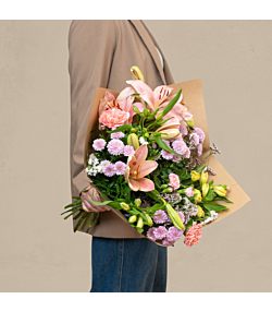 Send en smuk pastel blomsterbuket, der holder længere med liljer og nelliker