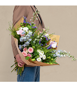 Pastel fødselsdagsbuket med kalla, ridderspore, inkaliljer, grenede krysantemum, grenede roser, hindebæger, pistache og pengeurt – en elegant blomsterbuket med sæsonens blomster, perfekt som fødselsdagsgave, blomsterhilsen eller en særlig overraskelse.