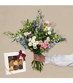 Pastel fødselsdagsbuket med kalla, ridderspore, inkaliljer, grenede krysantemum, grenede roser, hindebæger, pistache og pengeurt – en elegant blomsterbuket med sæsonens blomster, perfekt som fødselsdagsgave, blomsterhilsen eller en særlig overraskelse.