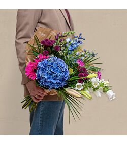 Trendy blomsterbuket med blå hortensia